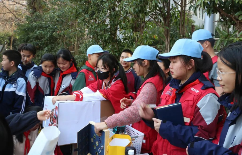 与逐梦少年共筑防线---杭州市拱墅区校园义卖集市变身反邪宣传新阵地635.png 与逐梦少年共筑防线---杭州市拱墅区校园义卖集市变身反邪宣传新阵地635.png