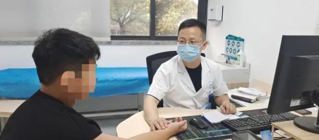 世界精神卫生日丨10岁男孩一上学就腹痛，医生一语道破背后原因.jpg