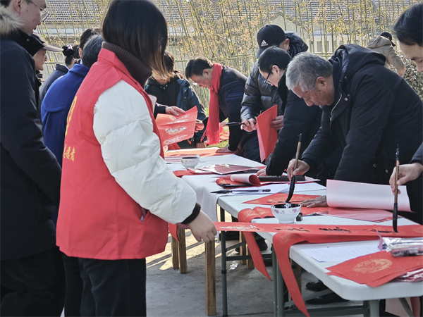 书法协会老师现场书写春联1.jpg 书法协会老师现场书写春联1.jpg