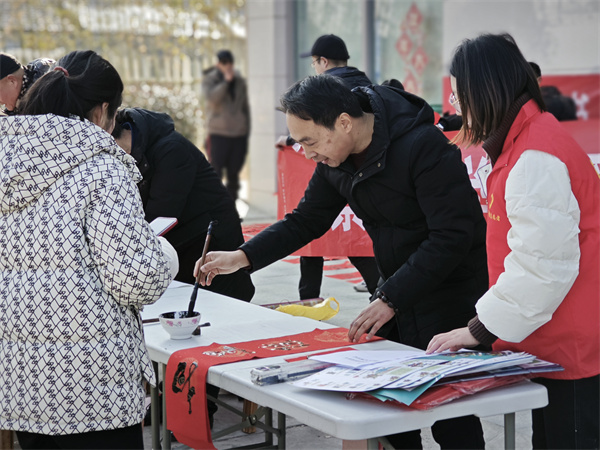书法协会老师现场书写春联2.jpg 书法协会老师现场书写春联2.jpg