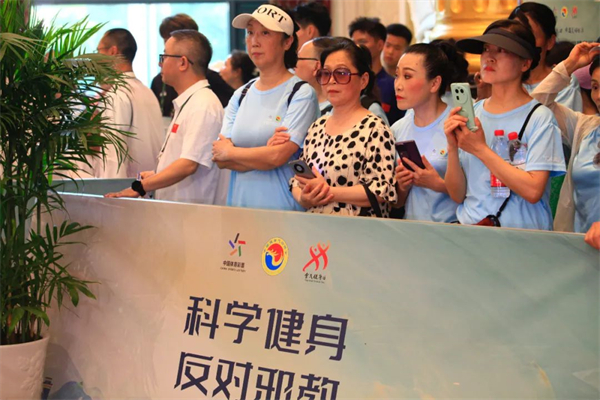 他们笃信健身延年，展现气功神韵.jpg