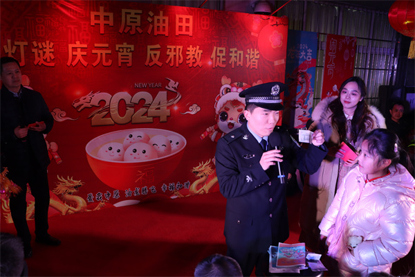 公安干警宣讲“如何识别邪教”“如何处理反宣品、反宣币”等知识1(1)_副本600.jpg