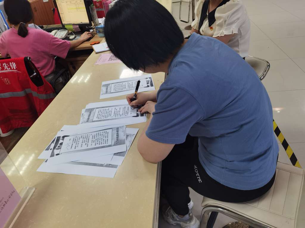 农村党员签订拒绝邪教承诺卡.jpg