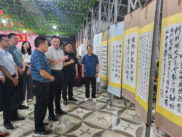 参观反邪教书画展.jpg 参观反邪教书画展.jpg