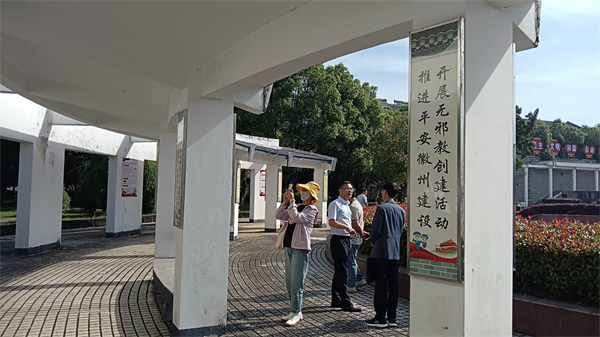 参观徽州区反邪教文化长廊图片3.jpg 参观徽州区反邪教文化长廊图片3.jpg