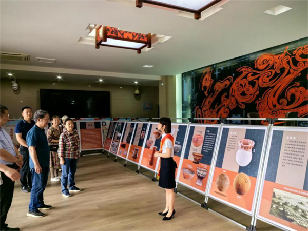 参观枝江市博物馆1.jpg 参观枝江市博物馆1.jpg