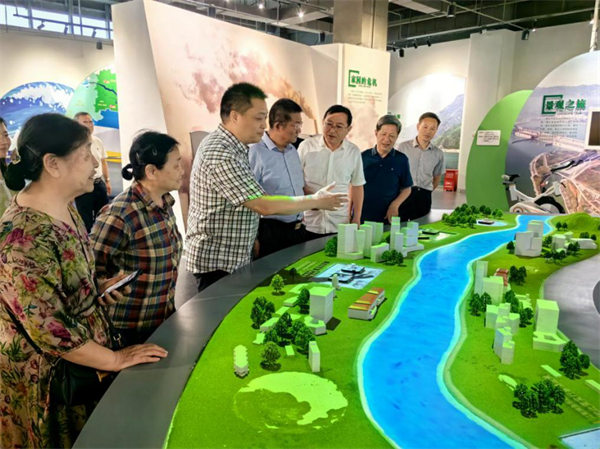 参观枝江市科技馆1.jpg 参观枝江市科技馆1.jpg