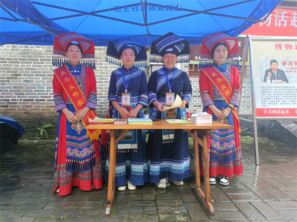 反邪教代言人在展台前发放宣传资料.jpg 反邪教代言人在展台前发放宣传资料.jpg