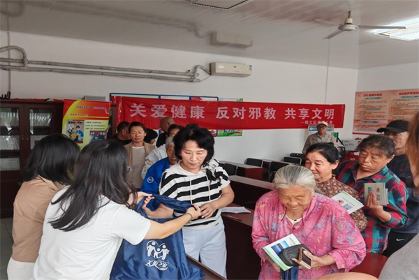 发放反邪教宣传品.jpg 发放反邪教宣传品.jpg