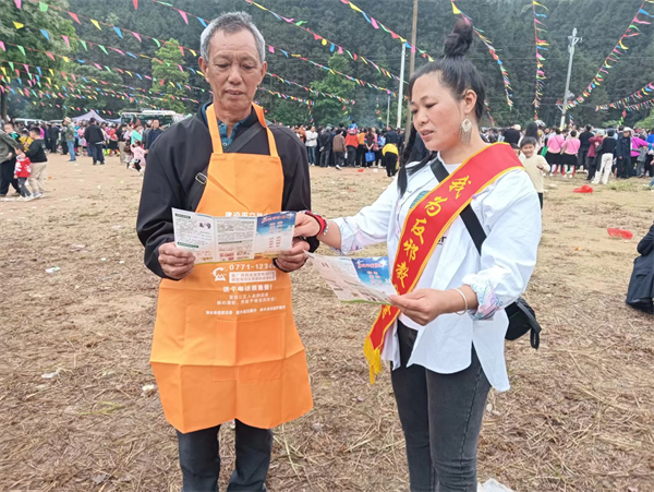 发放和讲解邪教宣传单2.jpg 发放和讲解邪教宣传单2.jpg
