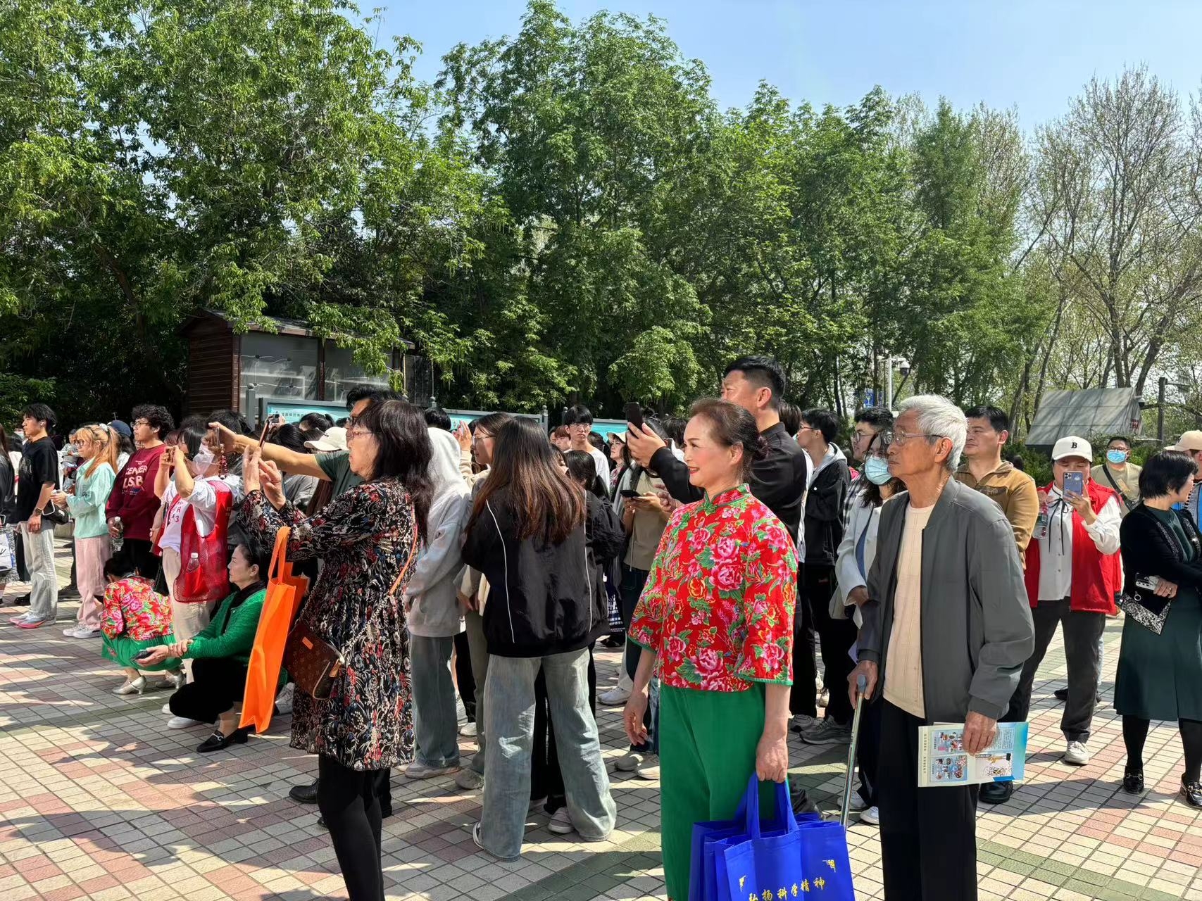 周边群众驻足观看活动仪式及文艺演出.jpg 周边群众驻足观看活动仪式及文艺演出.jpg