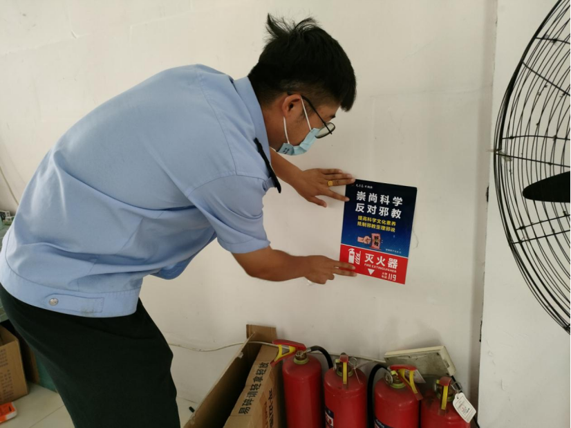 嘉兴-屠甸镇综治办结合“清患宜居”开展反邪教宣传455.png