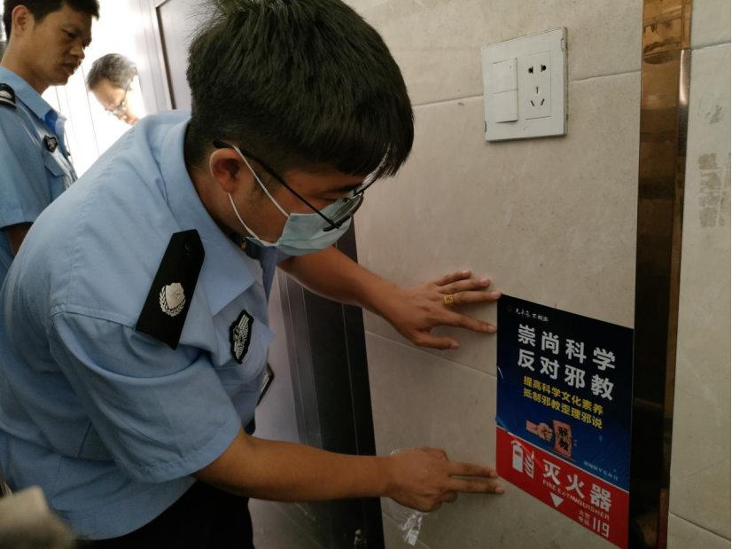 嘉兴-屠甸镇综治办结合“清患宜居”开展反邪教宣传456.png
