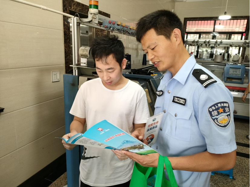 嘉兴-屠甸镇综治办结合“清患宜居”开展反邪教宣传457.png