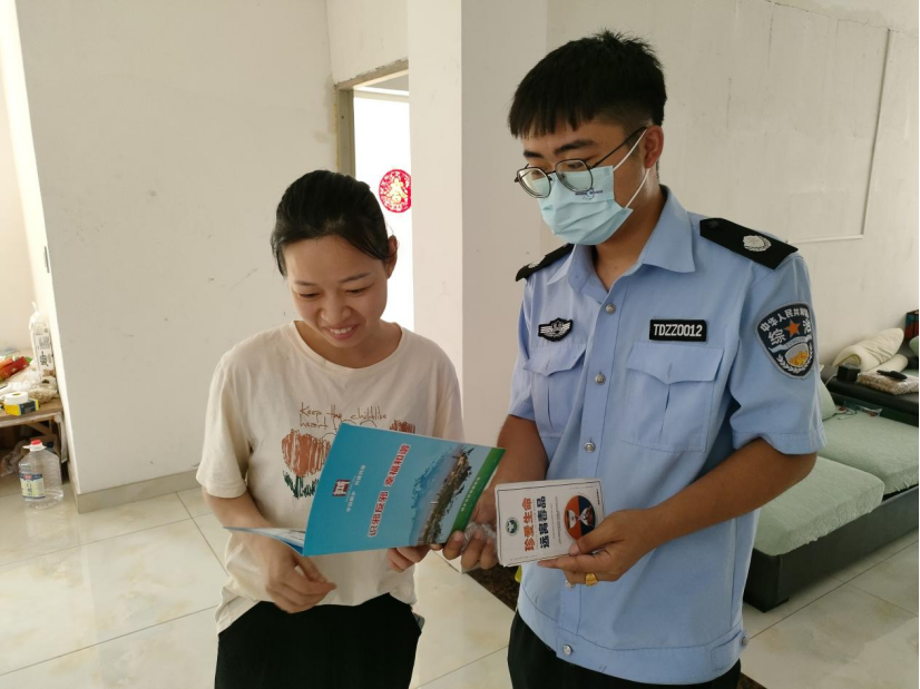 嘉兴-屠甸镇综治办结合“清患宜居”开展反邪教宣传458.png