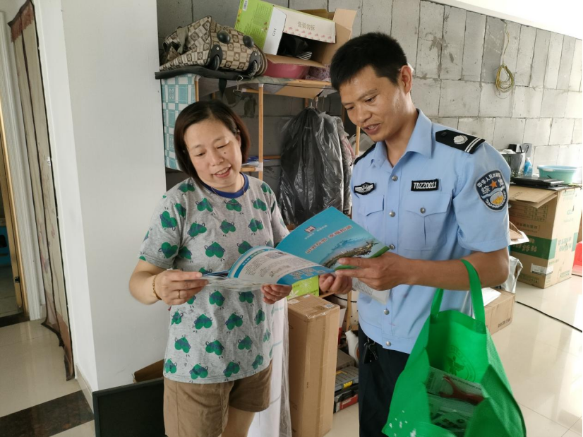 嘉兴-屠甸镇综治办结合“清患宜居”开展反邪教宣传459.png