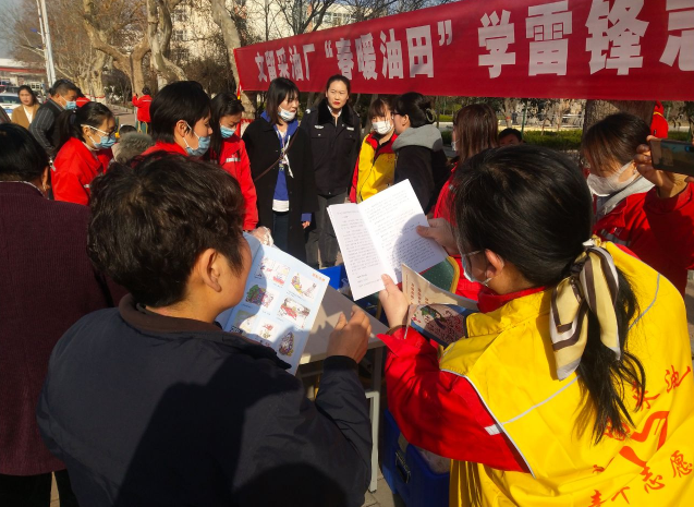 图1：利用“学雷锋志愿服务大集”开展反邪教宣传.png