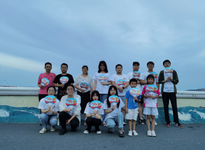图2：向路过群众发放反邪物品.png