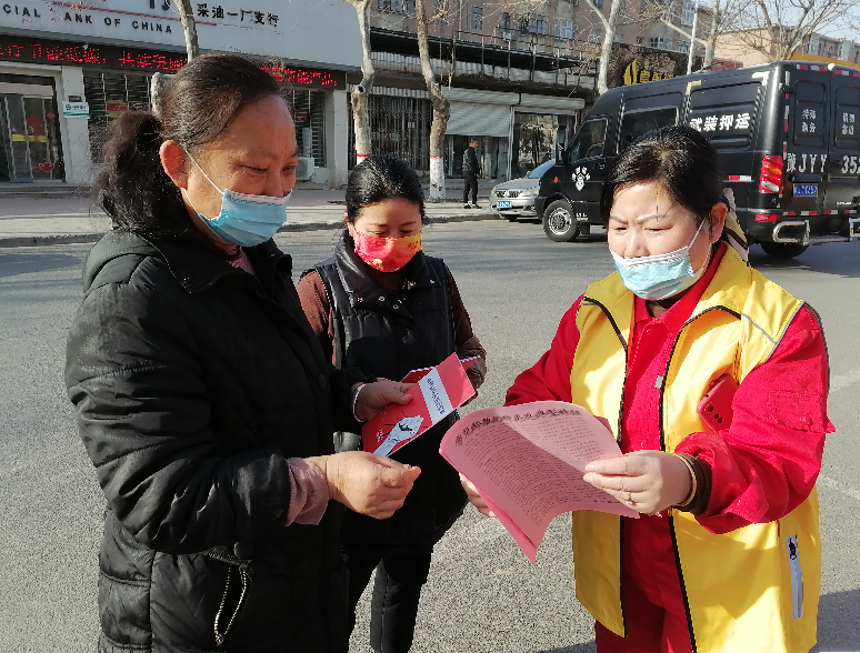 图2：向过往群众发放反邪教宣传单.png