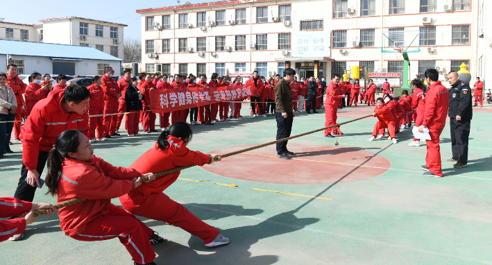 图6：利用拔河比赛开展反邪教宣传.png