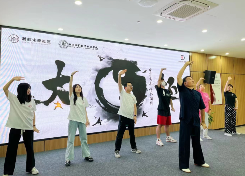 图7：八段锦表演.png