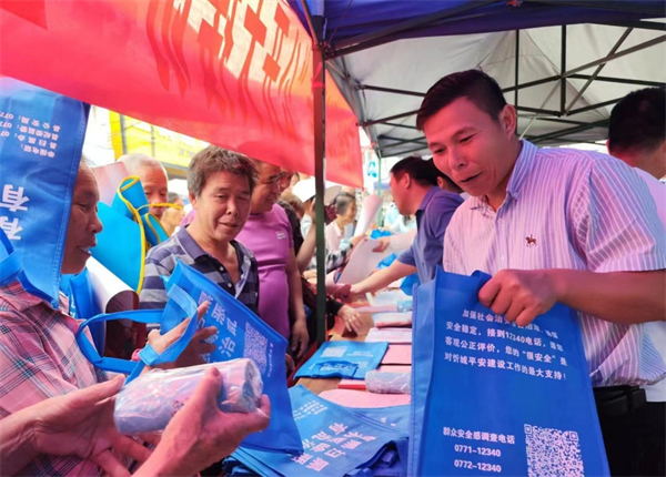 图为大塘镇党委党委政法委员、武装部长韦贵福同志为群众发放宣传资料.jpg 图为大塘镇党委党委政法委员、武装部长韦贵福同志为群众发放宣传资料.jpg