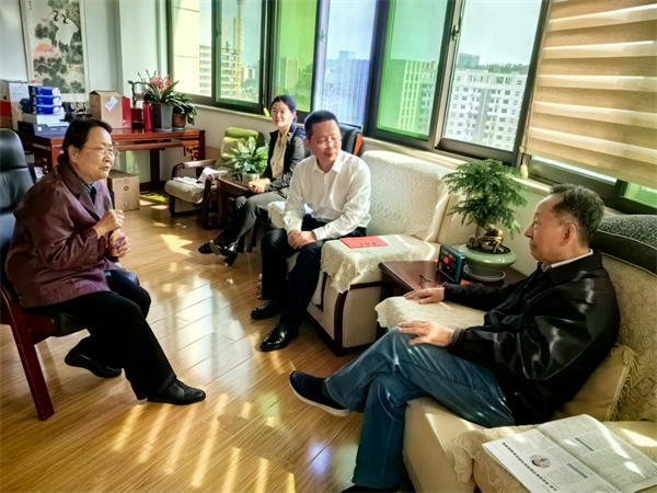图片1罗：湖北省委政法委和反邪教协会看望叶院士.jpg