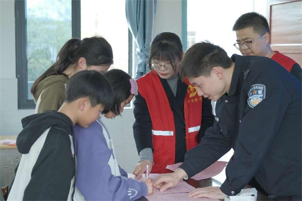 图片2活动现场，齐云山派出所民警向学生们详细介绍反邪教常识，学生们现场签名反对邪教承诺。.jpg