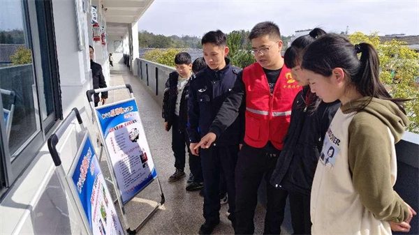 图片3工作人员组织学生们观看反邪教展板，介绍如何防范抵制邪教等常识。.jpg