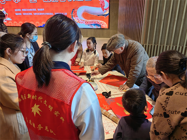 图片3开展“驱走邪气送祝福、浓浓福气过大年”宣传活动.jpg 图片3开展“驱走邪气送祝福、浓浓福气过大年”宣传活动.jpg