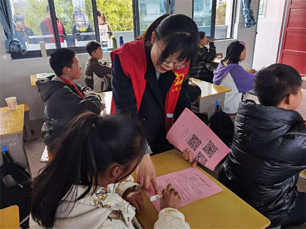 图片3活动现场，工作人员向学生们发放“校园拒绝邪教”倡议书，“面对面”介绍反邪教知识。.jpg