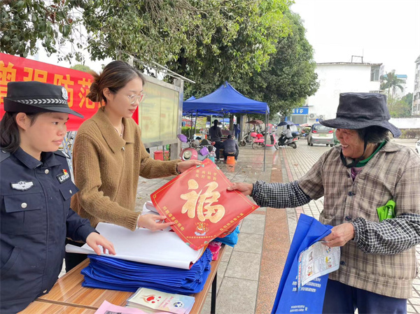 图：向群众科普反邪教知识并赠送反邪“福”字600.jpg