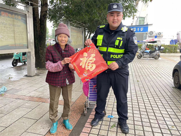 图：向群众赠送反邪教“福”字.jpg