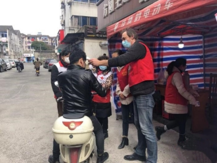 学习雷锋日--浙江省义乌市老外防疫反邪在行动354.png 学习雷锋日--浙江省义乌市老外防疫反邪在行动354.png