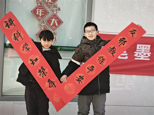 孩子们展示反邪教春联.jpg 孩子们展示反邪教春联.jpg