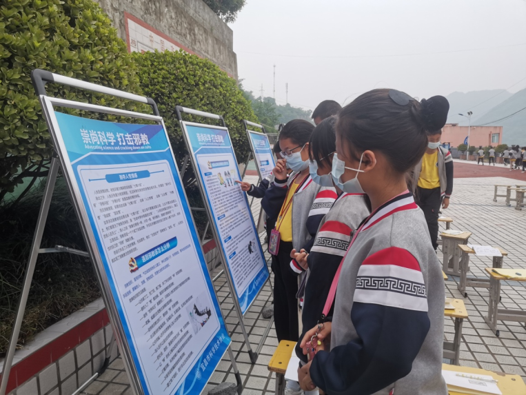宜昌市科协开展反邪教宣传进校园活动342.png 宜昌市科协开展反邪教宣传进校园活动342.png