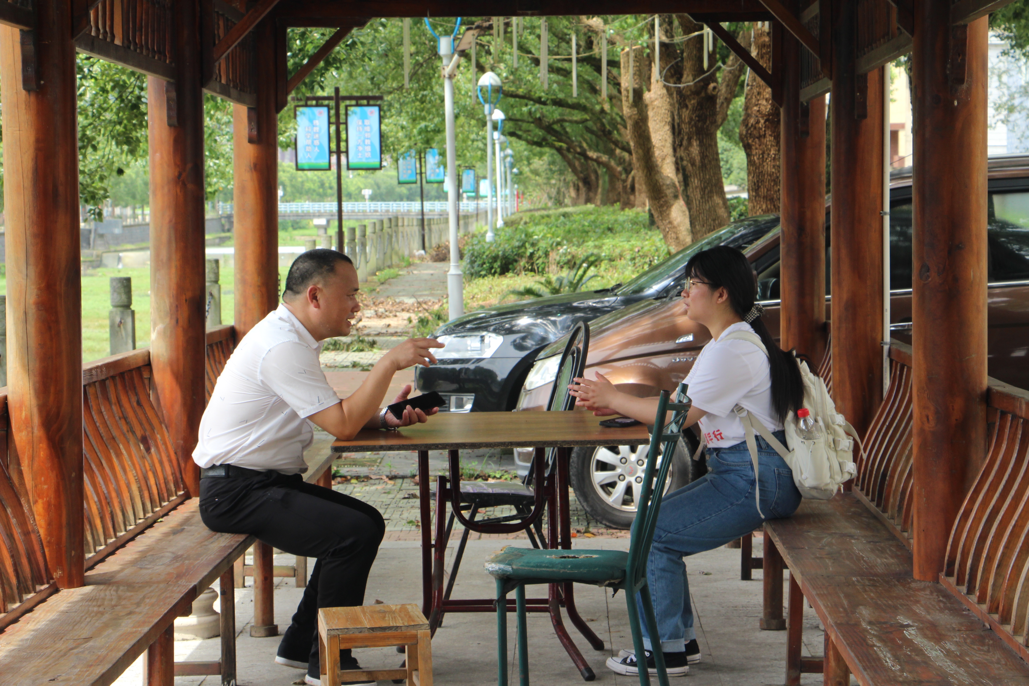 实践团成员与王主任进行交流.JPG