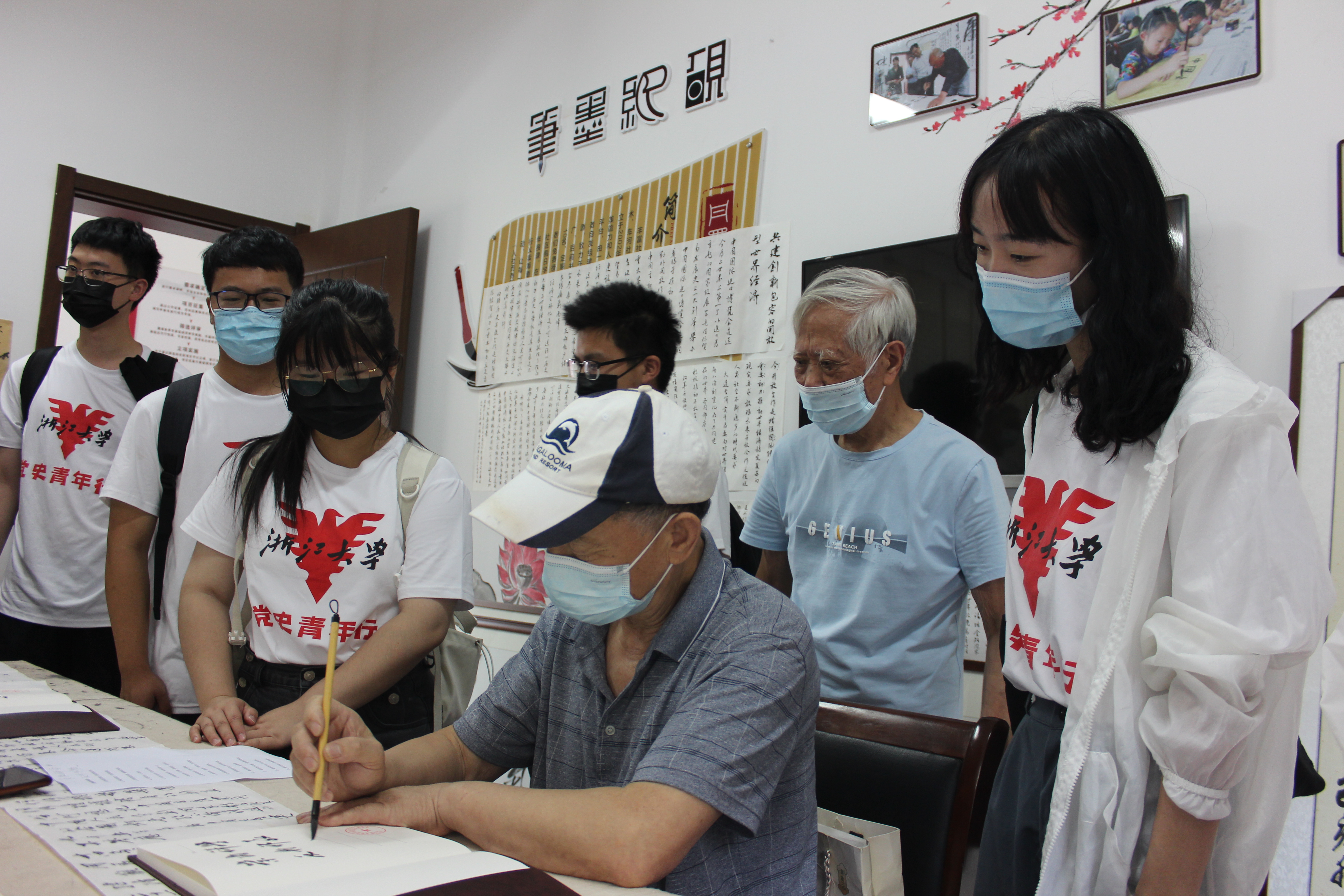 实践团成员欣赏反邪书法.JPG