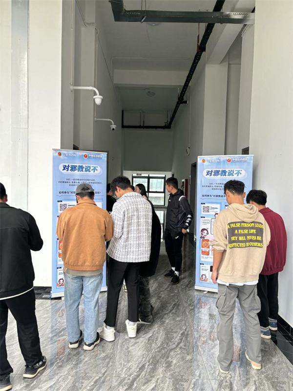 宣讲活动现场“向邪教说不”签名活动图片1.jpg 宣讲活动现场“向邪教说不”签名活动图片1.jpg