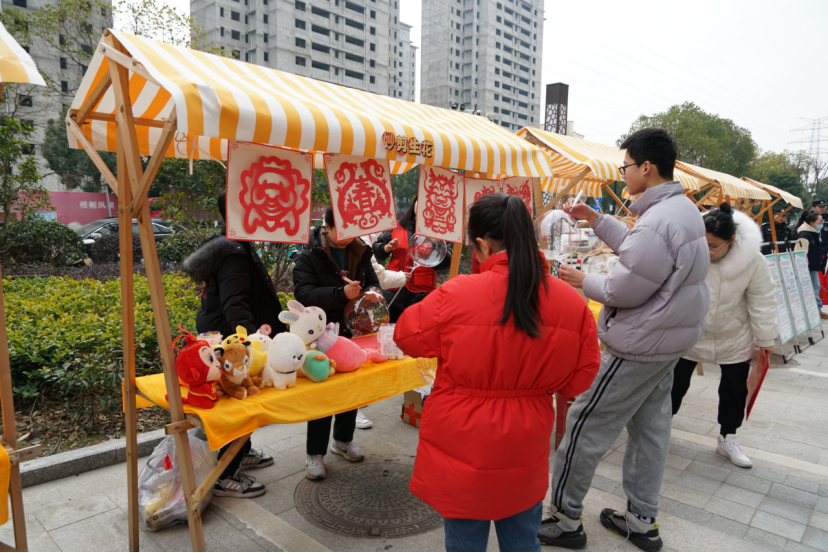 家门口的“迎福祛邪+新春集市”：这波年味拿捏了！464.png