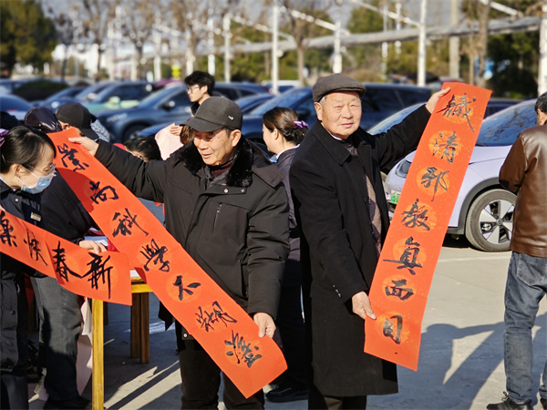 将反邪教春联送给现场群众1.jpg 将反邪教春联送给现场群众1.jpg
