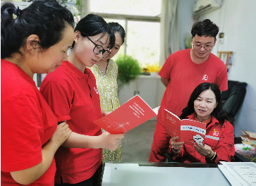 岗位员工利用工余时间学习防范邪教知识1.png