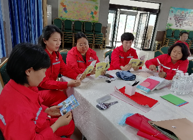 岗位员工利用工余时间学习防范邪教知识2.png