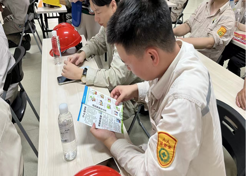 崇尚科学反对邪教---浙江省金华开发区罗埠镇平安办走进金华宁能热电公司宣传反邪教852.png