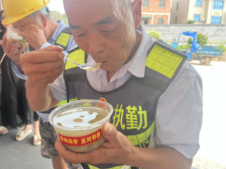 崇尚科学拒绝邪教---浙江省兰溪市开展反邪教宣传进乡村之夏日送清凉活动594.png