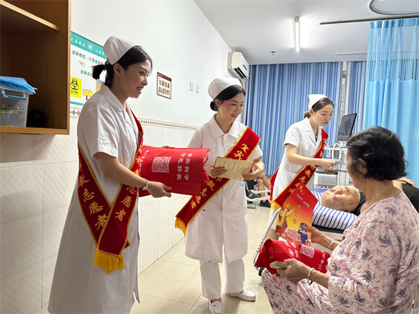 工作人员向病患者发送反邪宣传（品）单图片1.jpg