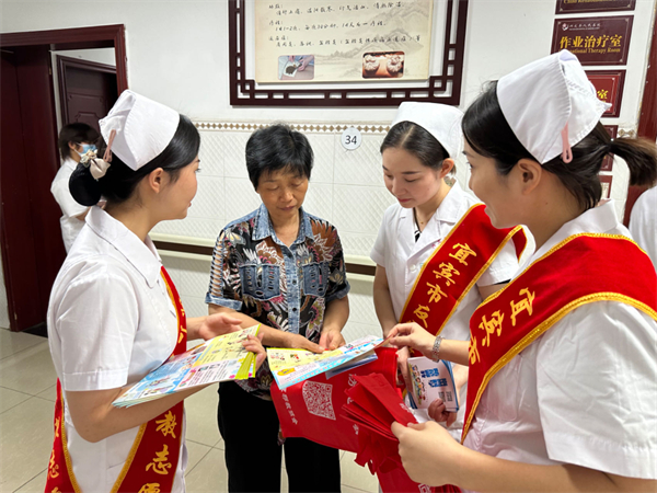工作人员向病患者讲解邪教的严重危害图片1.jpg 工作人员向病患者讲解邪教的严重危害图片1.jpg