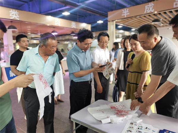 志愿者向考察团讲解反邪教宣传资料图片4.jpg