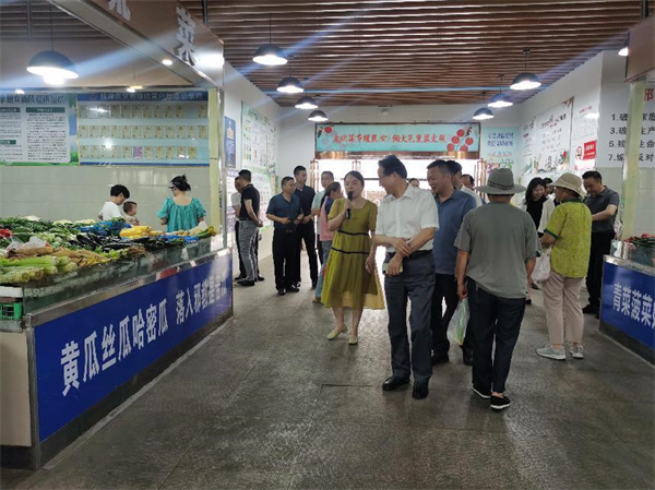 志愿者向考察团讲解反邪教宣传资料图片5.jpg