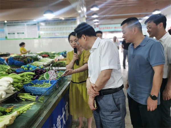志愿者向考察组讲解反邪教宣传标语图片3.jpg
